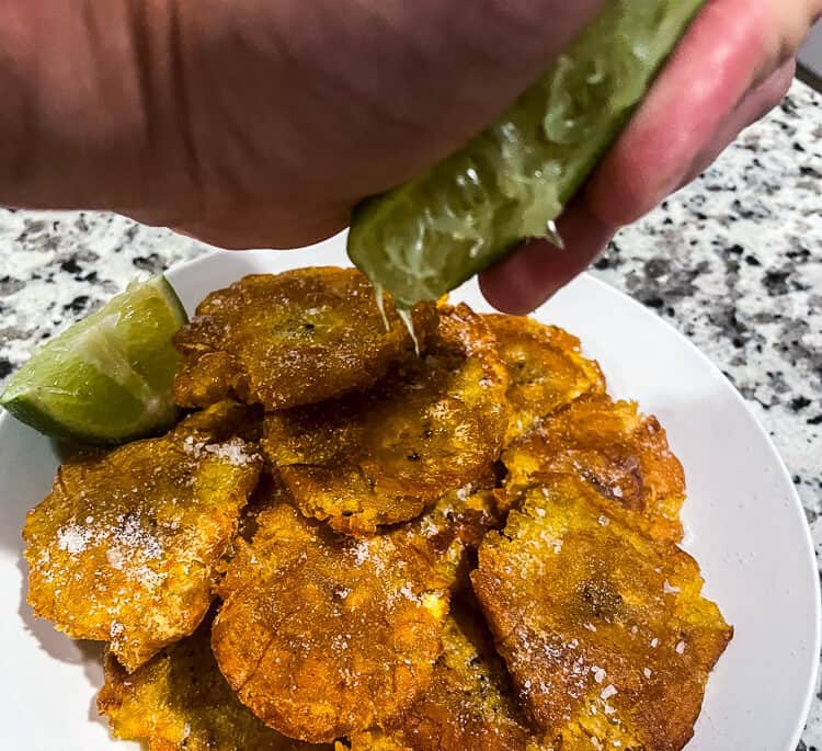 Tostones with lime juice